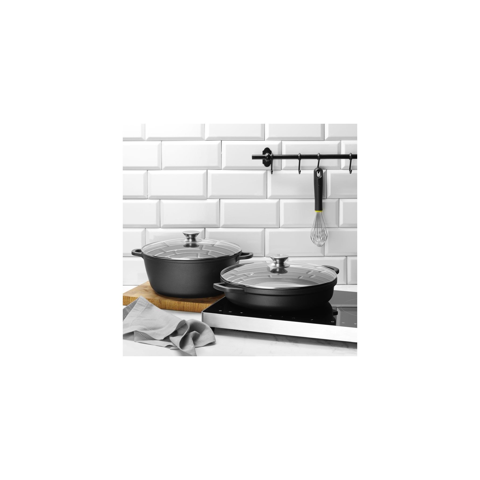 Kasserolle mit Antihaft-Beschichtung, 7L, Schwarz, 367x290x(H)122mm Kasserolle mit Antihaft-Beschichtung, 7L, Schwarz, 367x290x(H)122mm