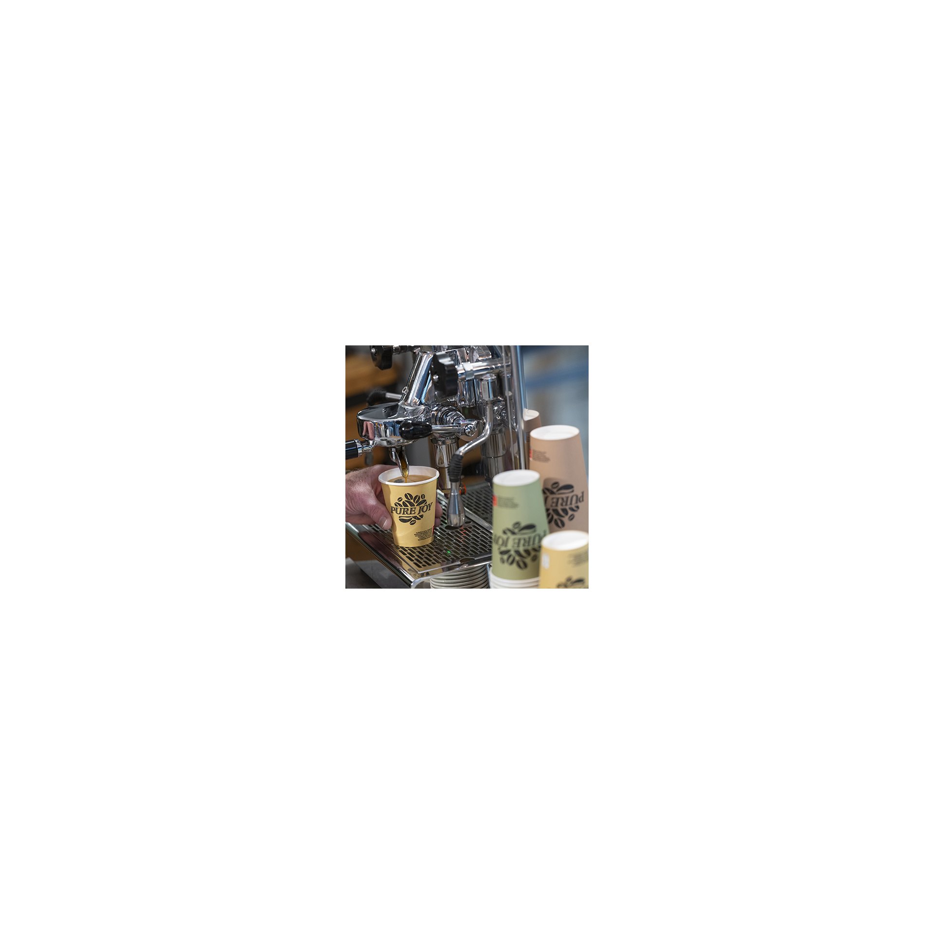 Automatenbecher, Pappe 0,18 l Ø 7 cm · 9,2 cm taupe "Pure Joy" Trinkbecher, Pappe 0,4 l Ø 9 cm · 13,9 cm braun "Pure Joy"